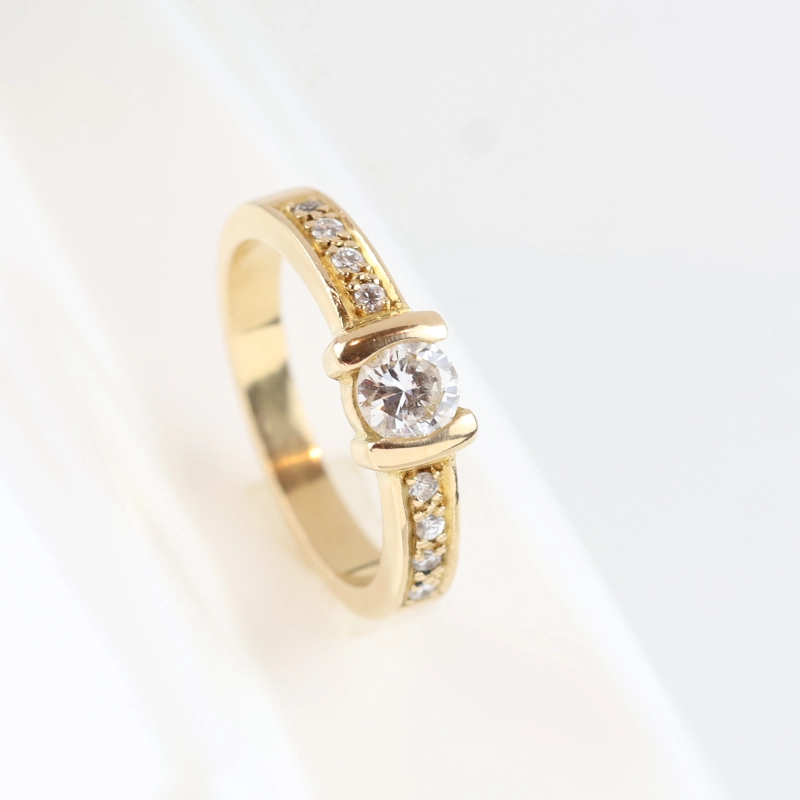 Guía para elegir el anillo de compromiso perfecto: del solitario clásico a la roseta vintage.