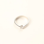 Anillo solitario de diamante talla brillante en oro blanco 18K – 0,22 ct