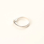 Anillo solitario de diamante talla brillante en oro blanco 18K – 0,22 ct