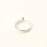 Anillo solitario de diamante talla brillante en oro blanco 18K – 0,22 ct