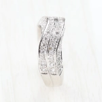 Anillo con diamantes en carril