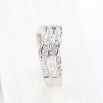 Anillo con diamantes en carril