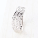 Anillo con diamantes en carril