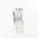 Anillo con diamantes en carril