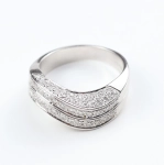 Anillo con diamantes en carril