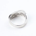 Anillo con diamantes en carril
