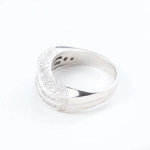 Anillo con diamantes en carril