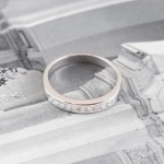 Anillo con diamantes en carril