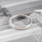 Anillo con diamantes en carril