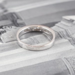 Anillo con diamantes en carril
