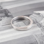 Anillo con diamantes en carril