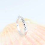 Anillo diamantes en carril