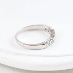 Anillo diamantes en carril