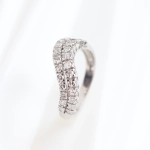 Anillo con diamantes en carril