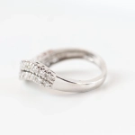 Anillo con diamantes en carril
