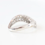 Anillo con diamantes en carril