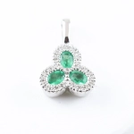 Colgante con diamantes y esmeraldas