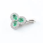 Colgante con diamantes y esmeraldas
