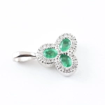 Colgante con diamantes y esmeraldas