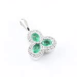 Colgante con diamantes y esmeraldas