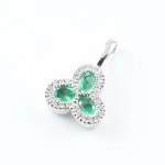 Colgante con diamantes y esmeraldas