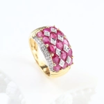 Anillo con diamantes y rubíes