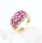 Anillo con diamantes y rubíes