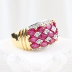 Anillo con diamantes y rubíes