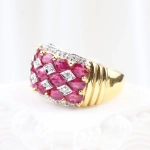 Anillo con diamantes y rubíes