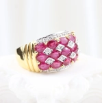 Anillo con diamantes y rubíes