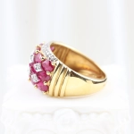 Anillo con diamantes y rubíes