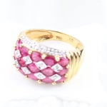 Anillo con diamantes y rubíes
