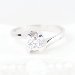 Anillo 4 garras con brillante