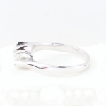 Anillo 4 garras con brillante