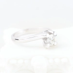 Anillo 4 garras con brillante