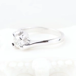 Anillo 4 garras con brillante