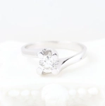 Anillo 4 garras con brillante