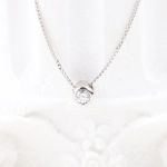 Cadena con colgante diamante