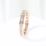 Alianza oro rosa con diamantes