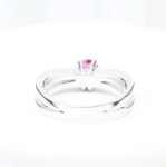 Anillo de rubí y diamantes en oro blanco 18K