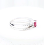 Anillo de rubí y diamantes en oro blanco 18K