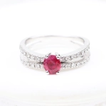 Anillo de rubí y diamantes en oro blanco 18K