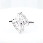 Anillo de diamantes baguette y brillantes en oro blanco 18K