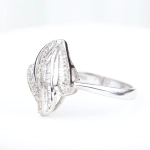 Anillo de diamantes baguette y brillantes en oro blanco 18K