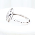 Anillo de diamantes baguette y brillantes en oro blanco 18K