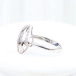 Anillo de diamantes baguette y brillantes en oro blanco 18K