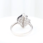 Anillo de diamantes baguette y brillantes en oro blanco 18K