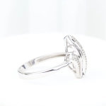Anillo de diamantes baguette y brillantes en oro blanco 18K