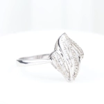 Anillo de diamantes baguette y brillantes en oro blanco 18K