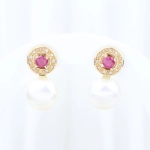 Pendientes convertibles con rubíes, diamantes y perla en oro amarillo 18K